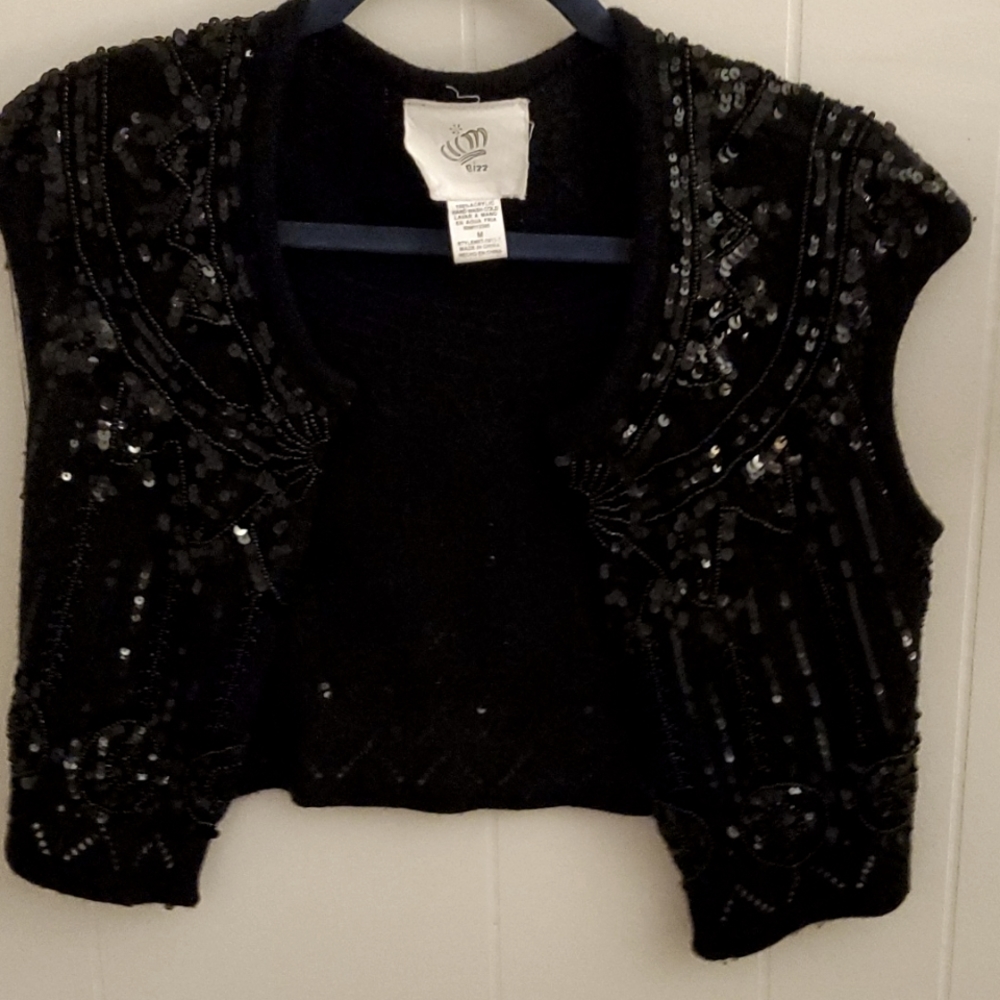 Sleeveless beaded shrug sweater med